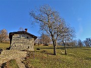 96 Scendiamo di baita in baita sostando ogni tanto ad ammirare il panorama